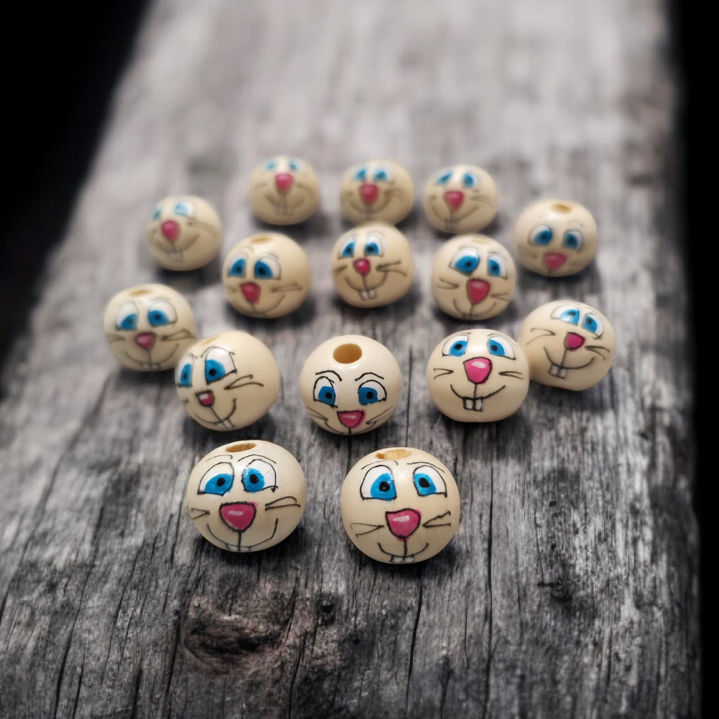 Hase - Osterhase (2 cm oder 2,5 cm) – Handbemalte Holzperlen