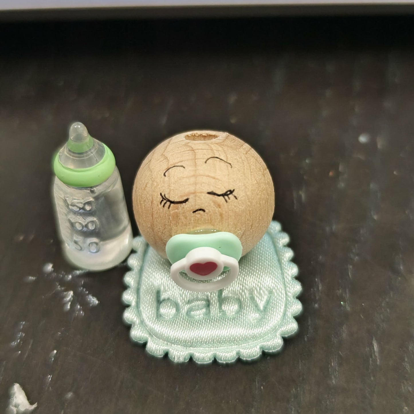 Baby-Holzköpfchen 2 cm mit Schnuller, Lätzchen & Fläschchen – Süßes Deko-Set für werdende Eltern! 👶💚