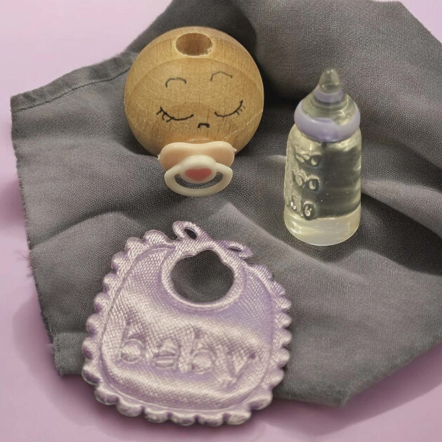 Baby-Holzköpfchen 2 cm mit Schnuller, Lätzchen & Fläschchen in Lila – Süßes Deko-Set für werdende Eltern!