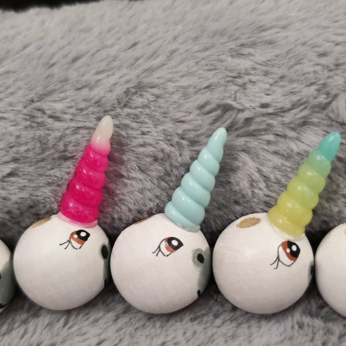 Handbemalte Einhorn- & Pferde-Holzköpfchen (2 cm oder 2,5 cm) mit Glitzer-Horn