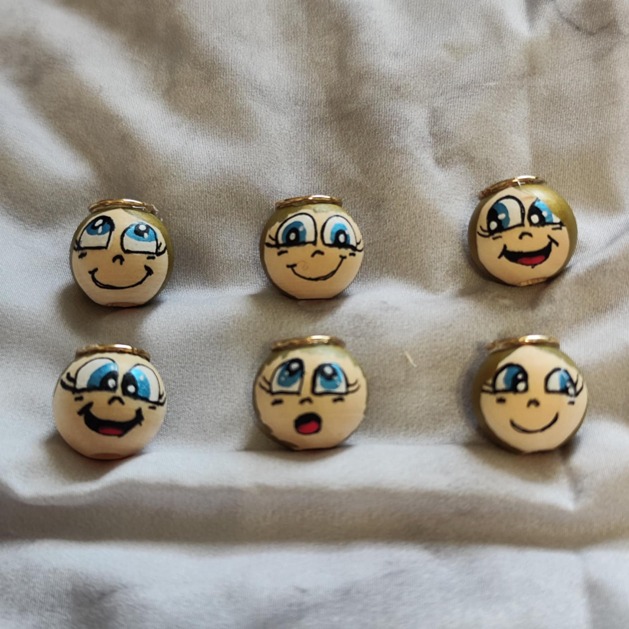 Engel-Köpfchen 6er-Set – handbemalte Holzköpfe mit Heiligenschein, goldblondem Haar & blauen Augen, 2 cm