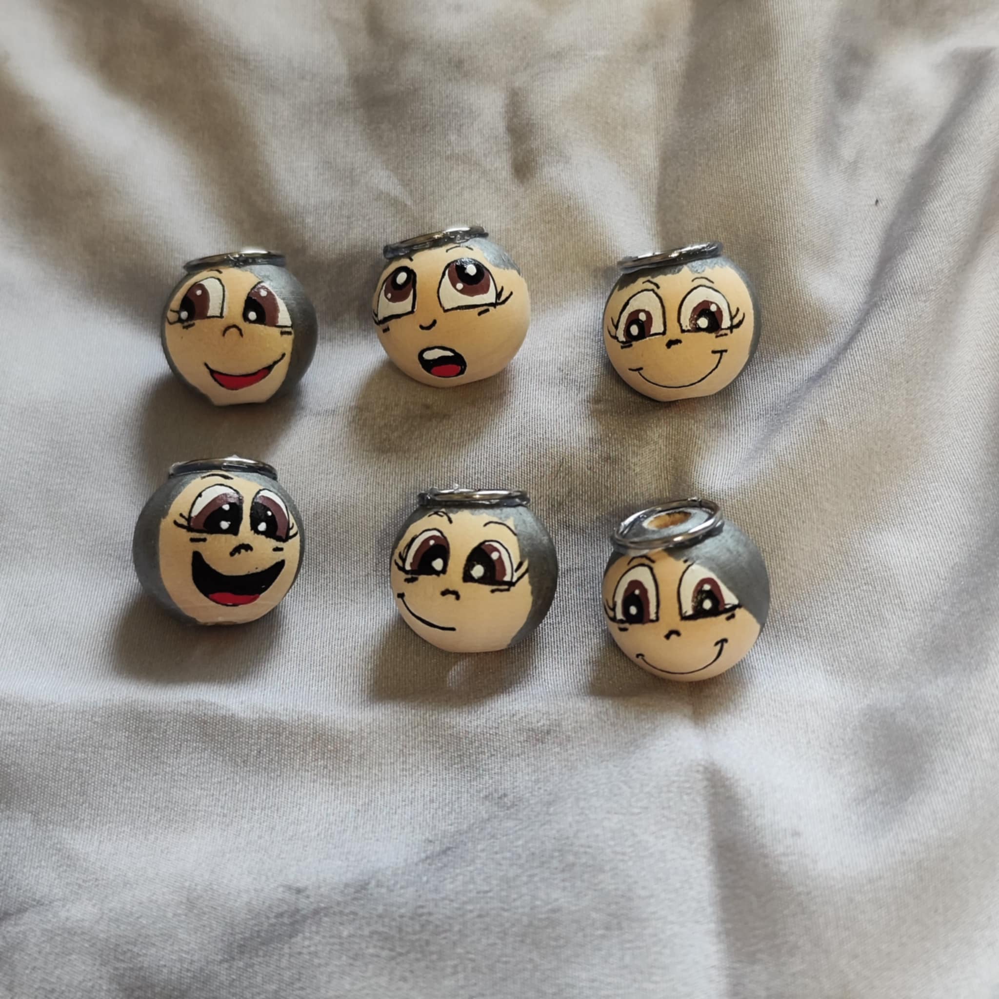 Engel-Köpfchen 6er-Set – handbemalte Holzköpfe mit silbernen Details & Heiligenschein, 2 cm