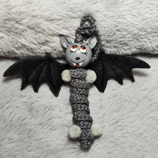 Fledermaus – Handgehäkeltes Sorgenwürmchen mit Flügeln & Pomponfüßen