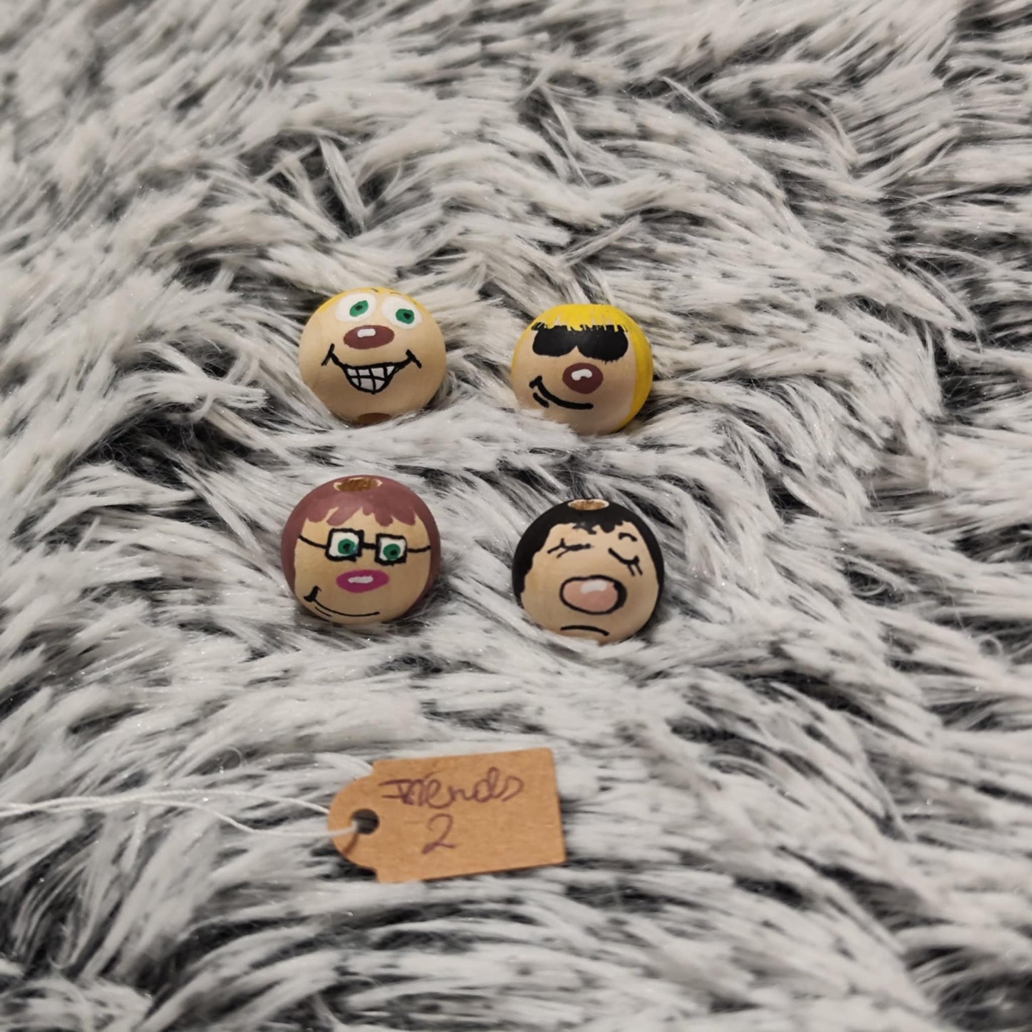 Crazy Friends 4er-Set – handbemalte Holzköpfchen mit frechen Gesichtern, 2 cm