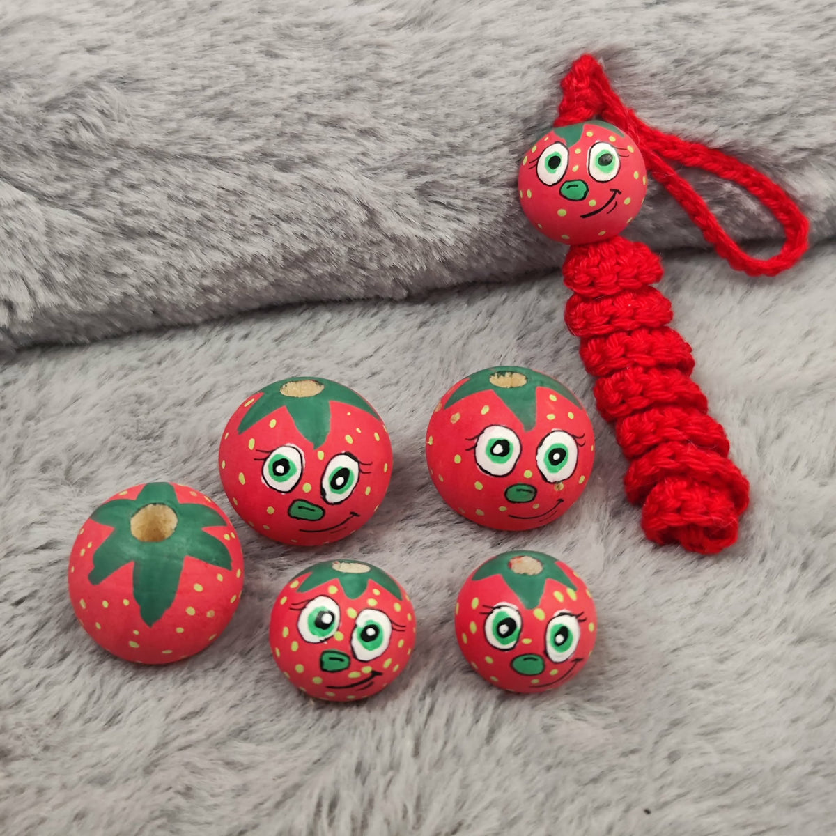 Früchtchen Erdbeerkopf – Handbemalte Holzköpfchen | 2 cm oder 2,5 cm | Bastelbedarf & Sorgenwürmchen