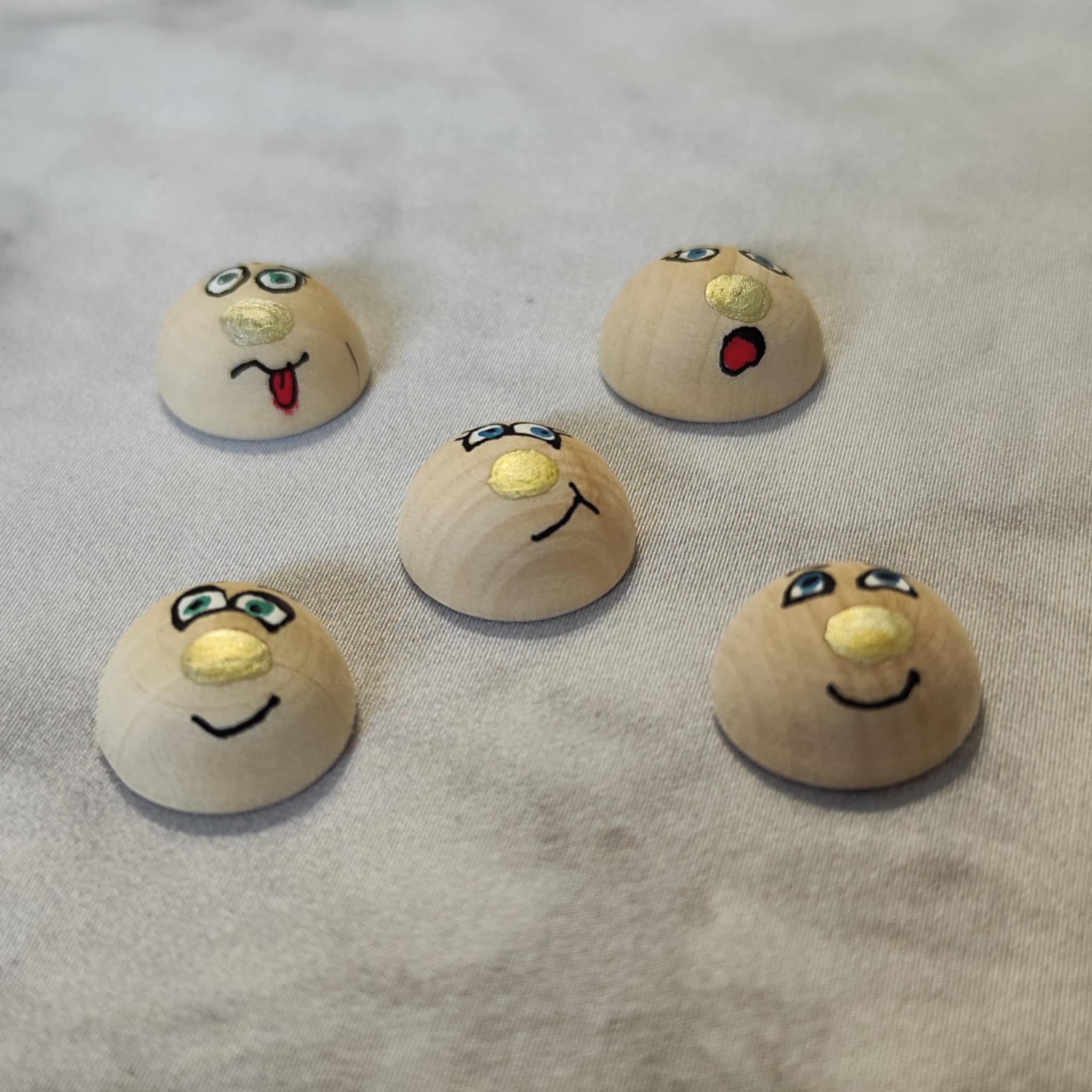 🌟 5er-Set halbe Holzköpfchen mit goldener Nase – reduziert, charmant & handbemalt