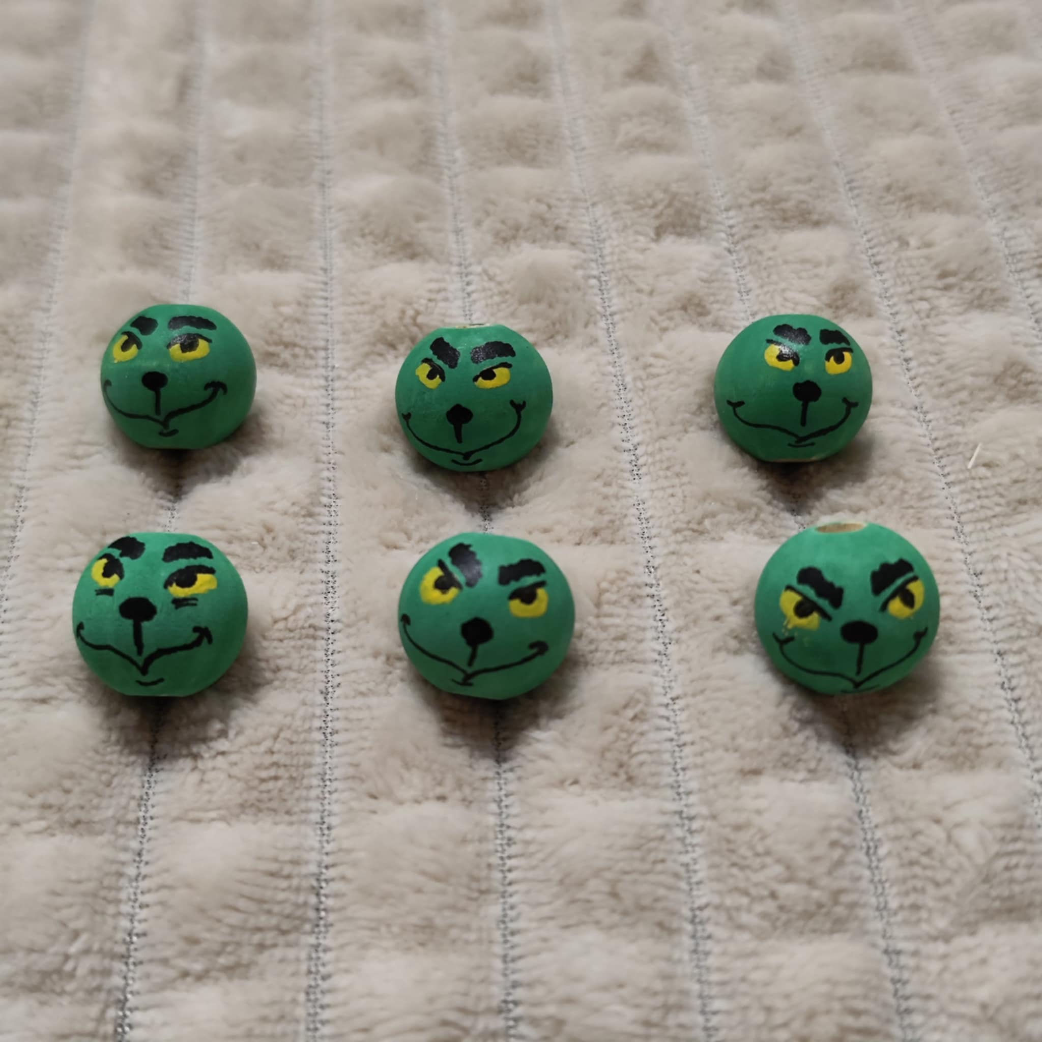 Grinch-Köpfchen 6er-Set – handbemalte Holzköpfe mit gelben Augen, 2 cm
