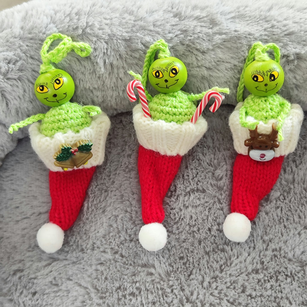 Grüner Grantler in der Weihnachtsmütze – Extrem Limitierte Edition | Handgehäkeltes Sorgenwürmchen