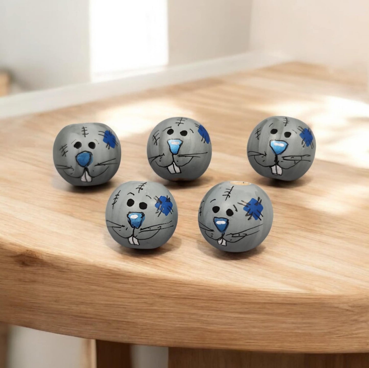 Handbemalte Häschen-Holzköpfchen (2 cm oder 2,5 cm) im Patch-Style in Grau – Für deine Sorgenwürmchen