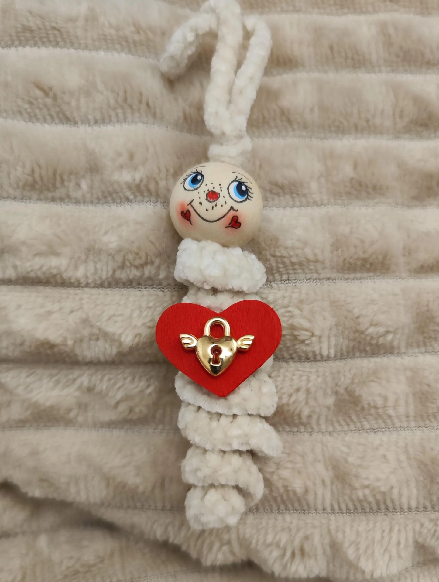 🧶 Weiße Plüschfigur mit Holzherz & Schloss – Vertrauen zum Festhalten