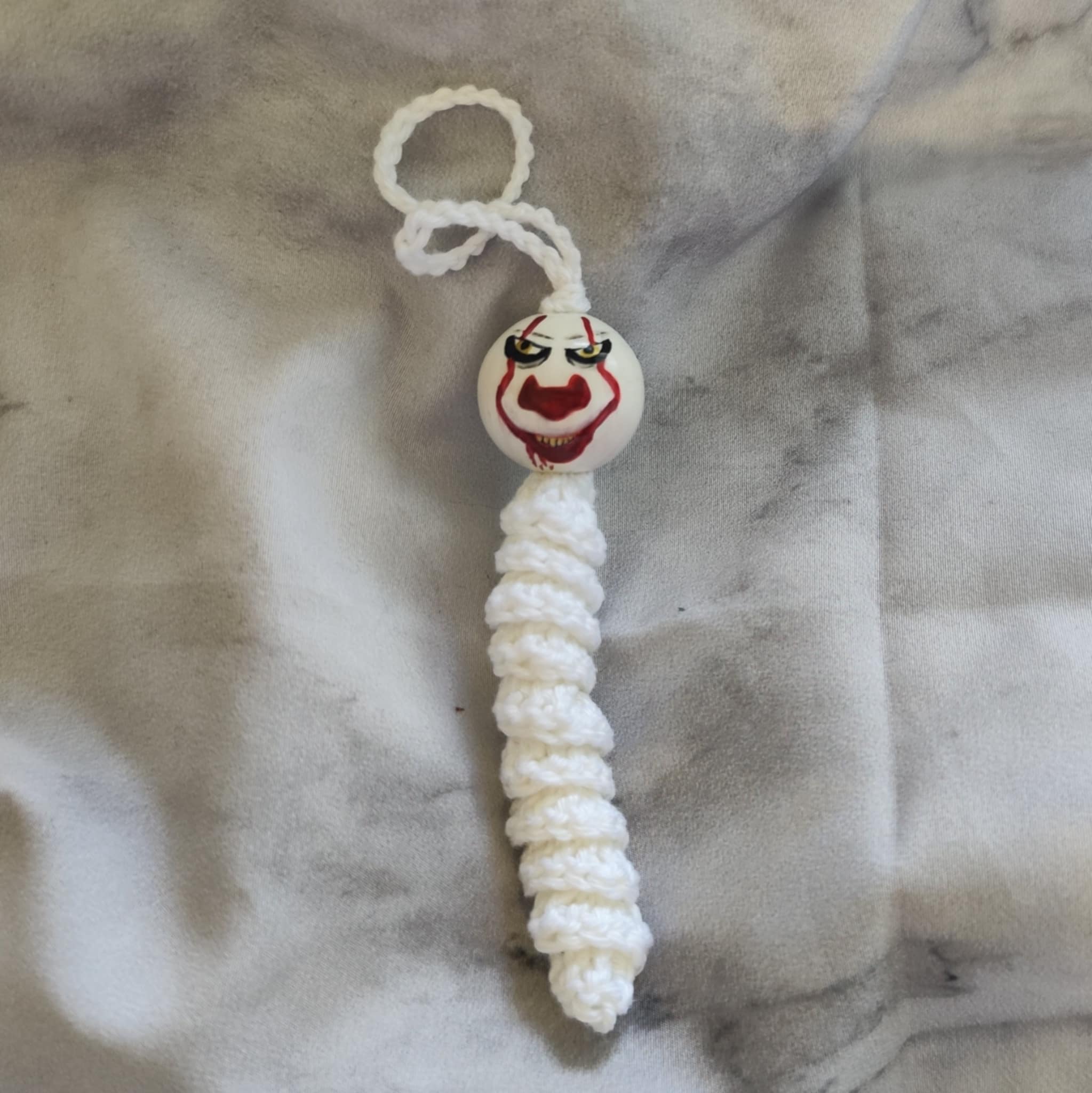 🎈 Sorgenwürmchen „Gruselclown“ – handgemachter Glücksbringer mit dunklem Humor