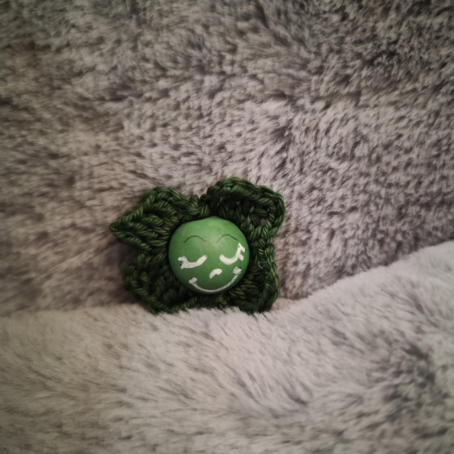 Kleeblatt-Würmchen – Dunkelgrün (handbemalt & gehäkelt)