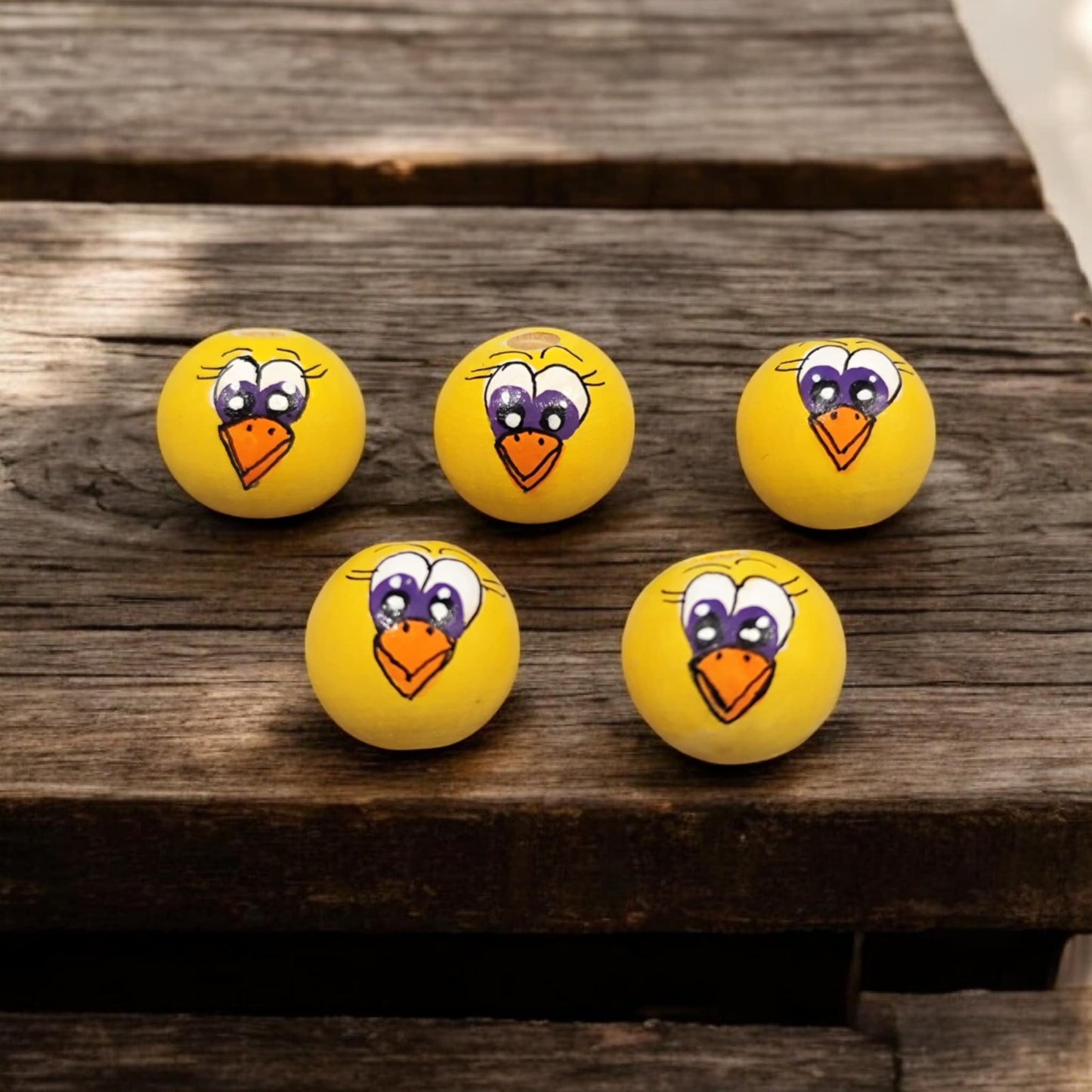 Klassik Handbemalte Küken-Holzköpfchen (2 cm oder 2,5 cm) mit violetten Augen