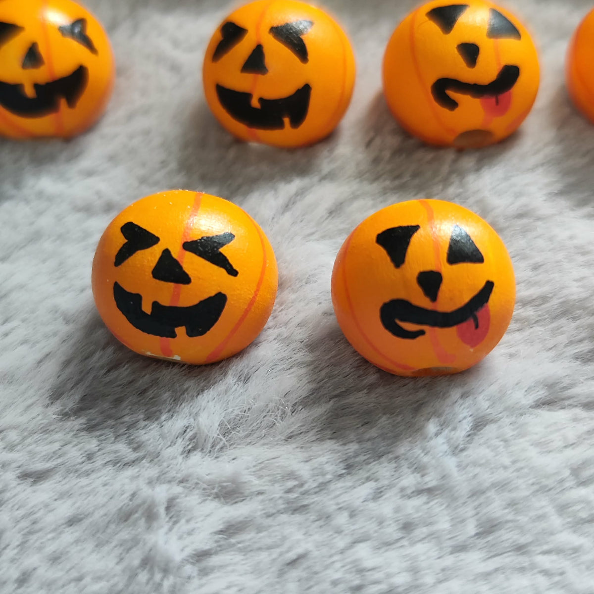 Kürbisköpfchen – Handbemalte Holzköpfchen | Gruselig-freche Begleiter für Herbst & Halloween