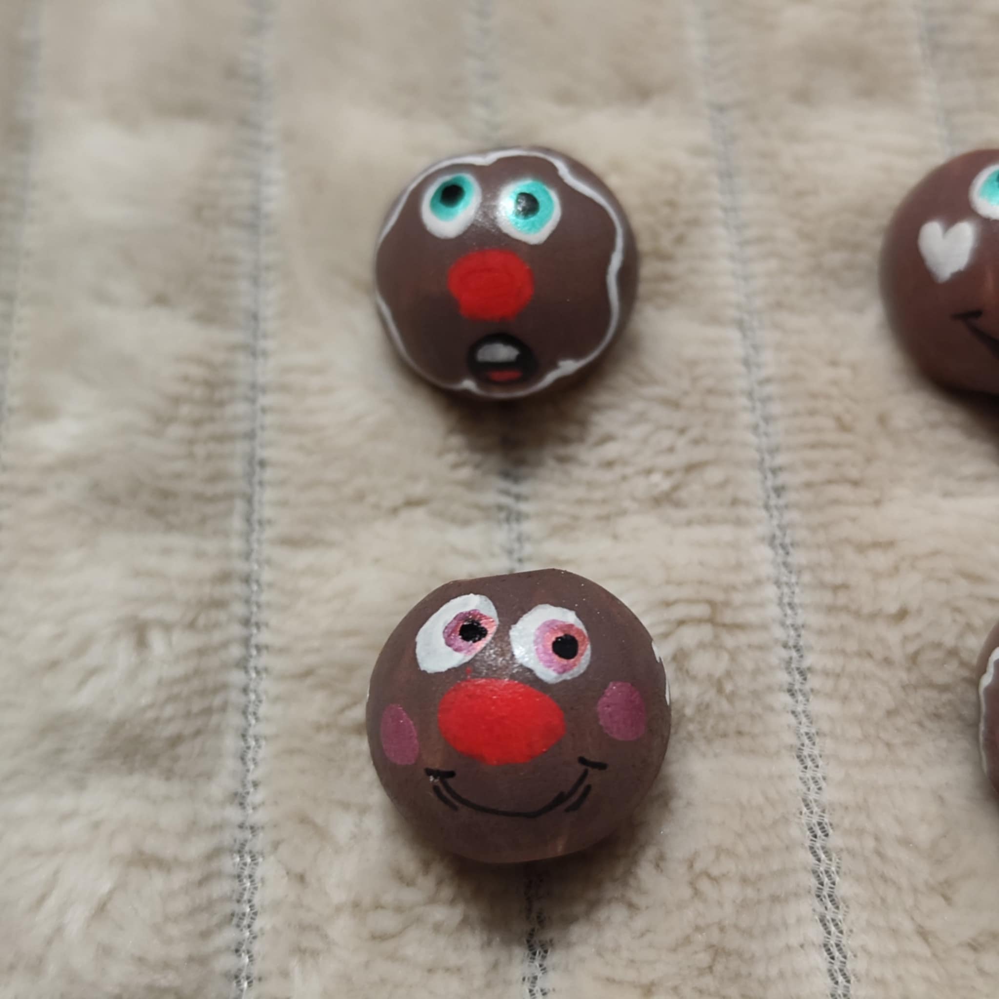 Lebkuchen-Köpfchen 6er-Set – handbemalte Holzköpfe mit Zuckerguss-Details für Worry Worms