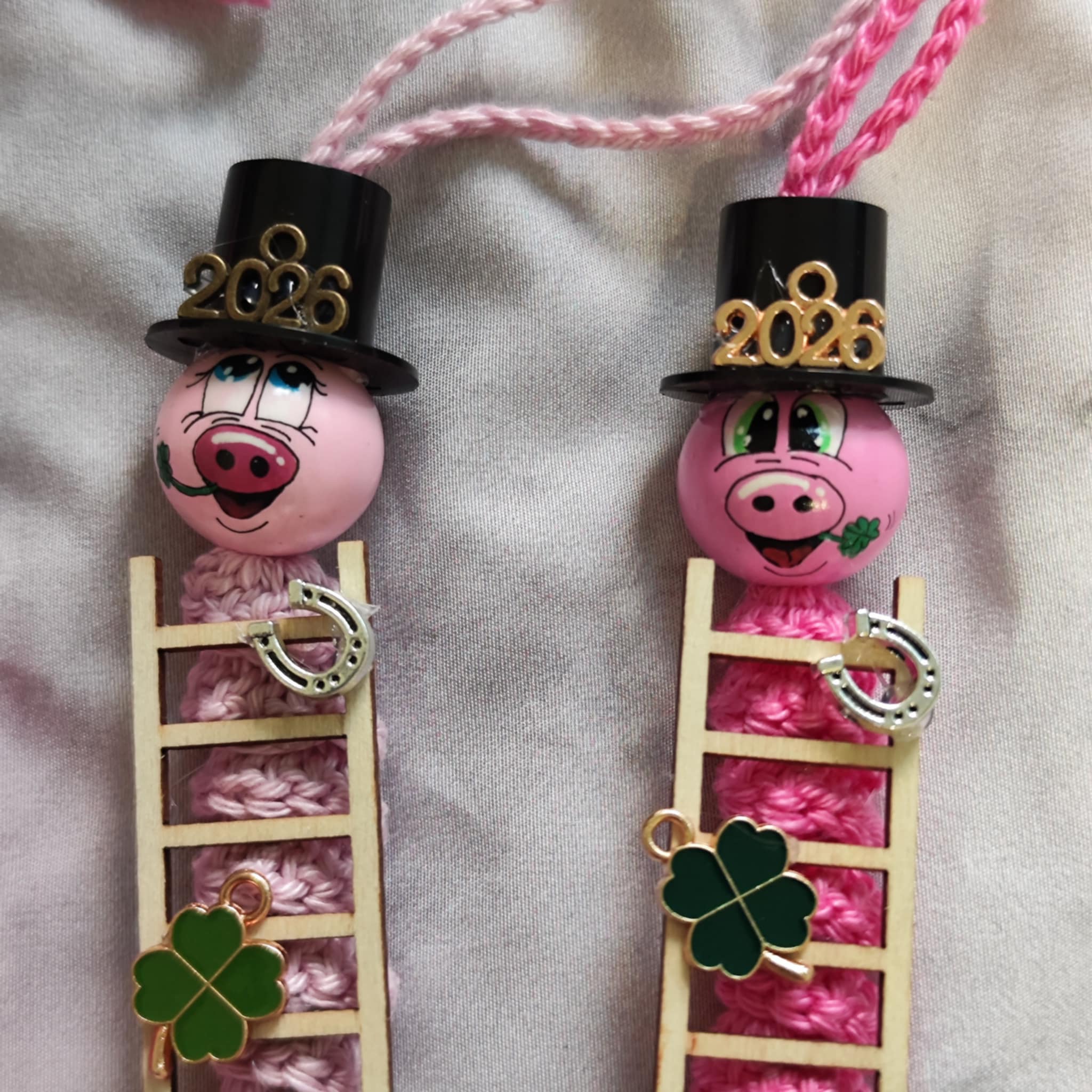 Glücksschweinchen mit Holzleiter – gehäkelter Silvesterglücksbringer