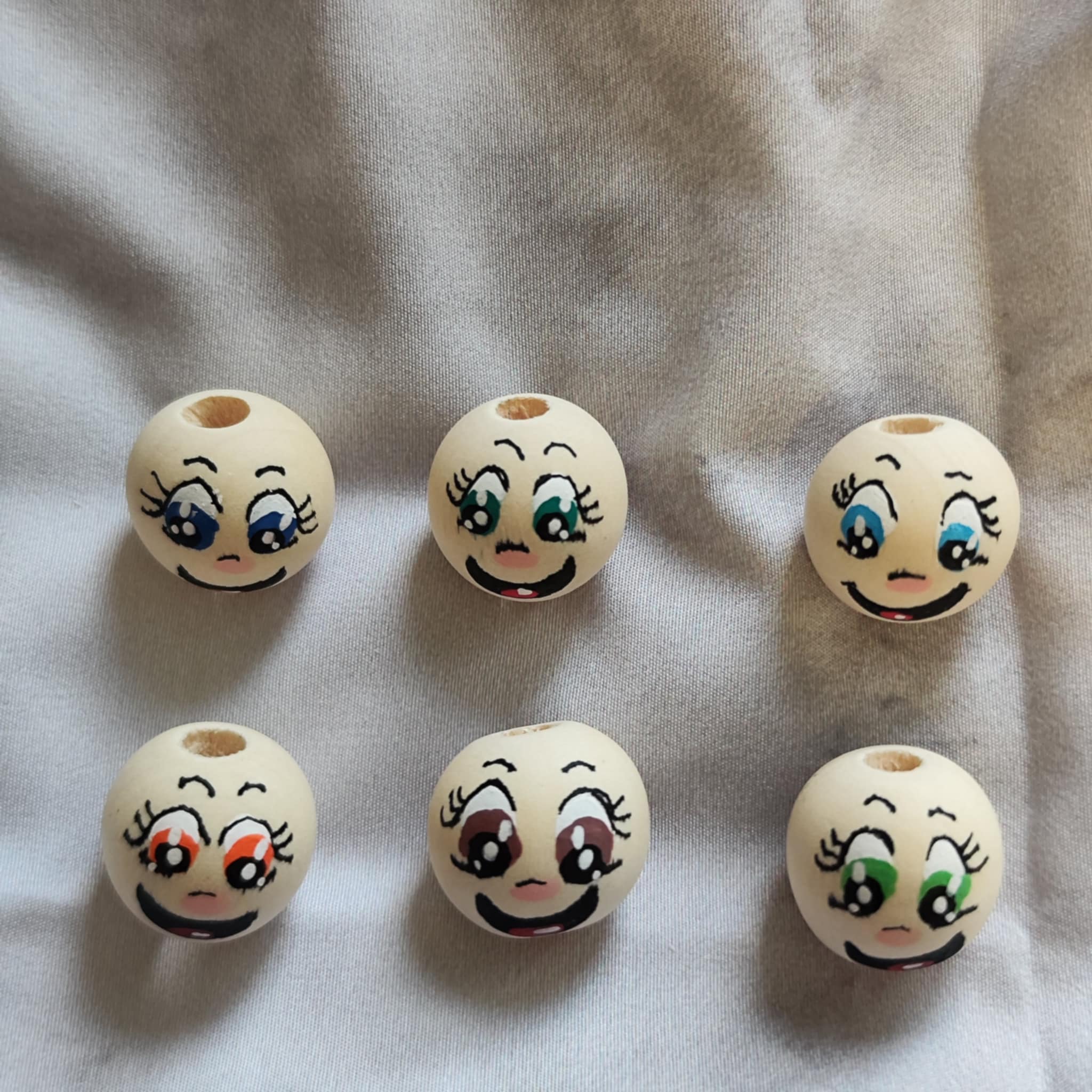 Freche Mädels 6er-Set – handbemalte Holzköpfe mit großen, farbigen Augen, 2 cm