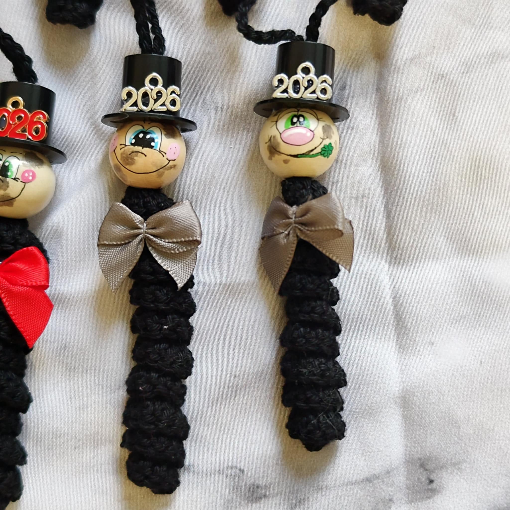 Gehäkelter Rauchfangkehrer mit bunter Fliege – Silvester Glücksbringer