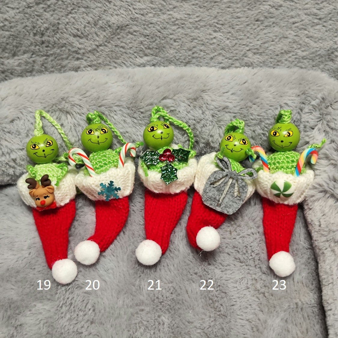 Weihnachtstruppe in der Mütze – Handgehäkeltes Sorgenwürmchen | Limitierte Edition