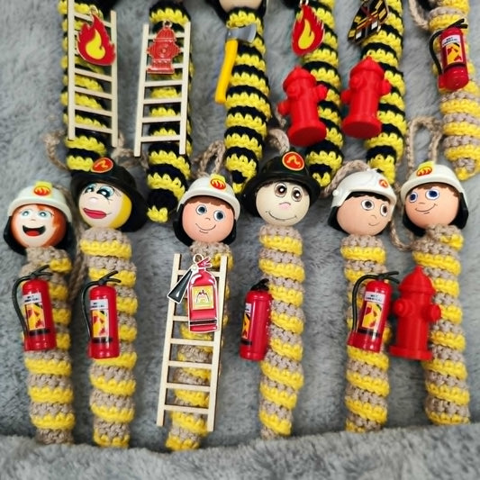 Aufgestockt Feuerwehrmann – Handgehäkeltes Sorgenwürmchen mit Helm & Zubehör