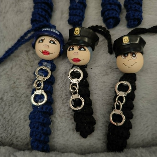 Nachschub Polizist – Handgehäkeltes Sorgenwürmchen mit Handschellen