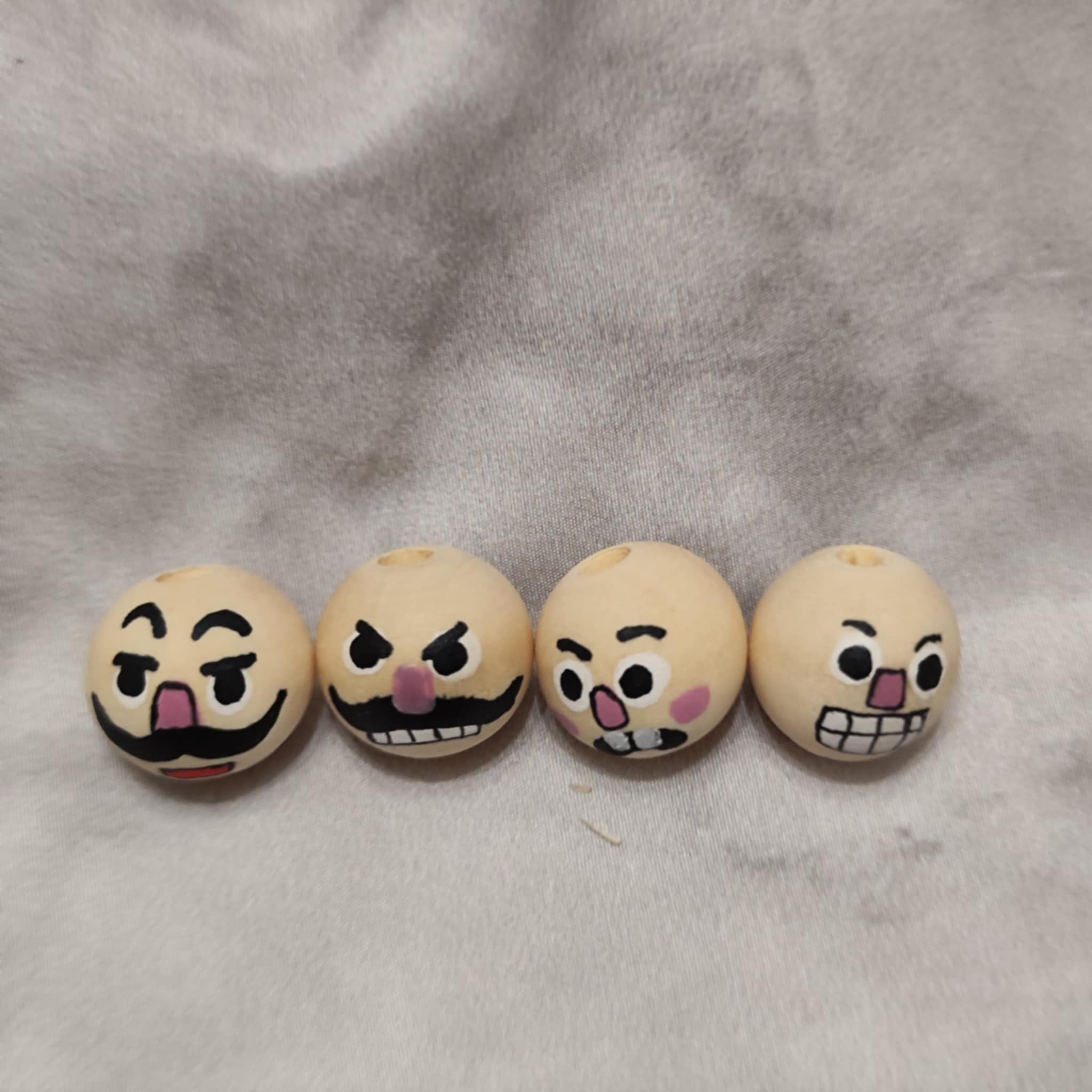 Nussknacker 4er-Set – handbemalte Holzköpfchen, einfache Version, 2 cm