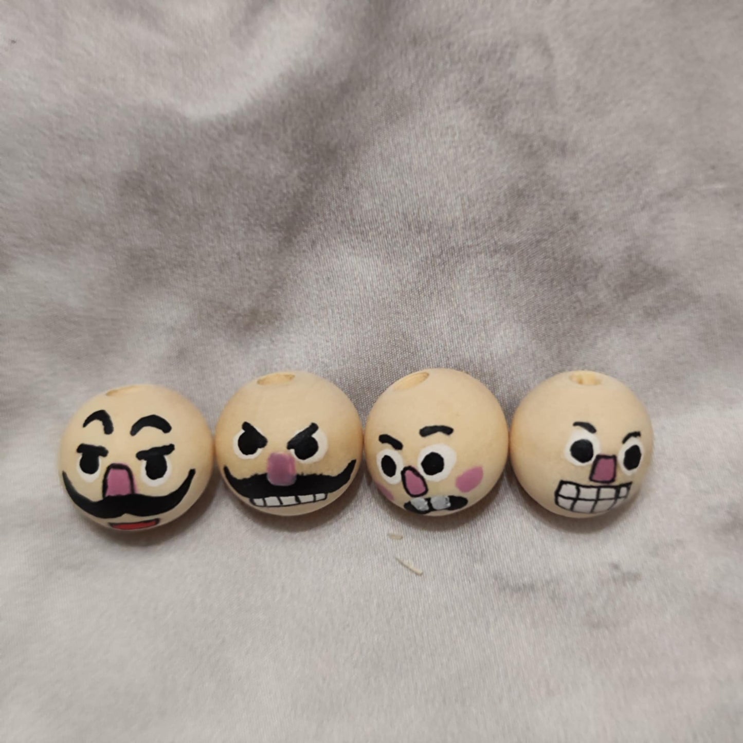 Nussknacker 4er-Set – handbemalte Holzköpfchen, einfache Version, 2 cm