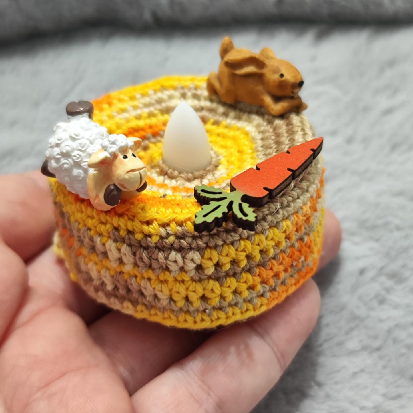 Diverse Oster-Teelichter umhäkelt – LED-Teelicht mit liebevoller Osterzierde (6 cm)