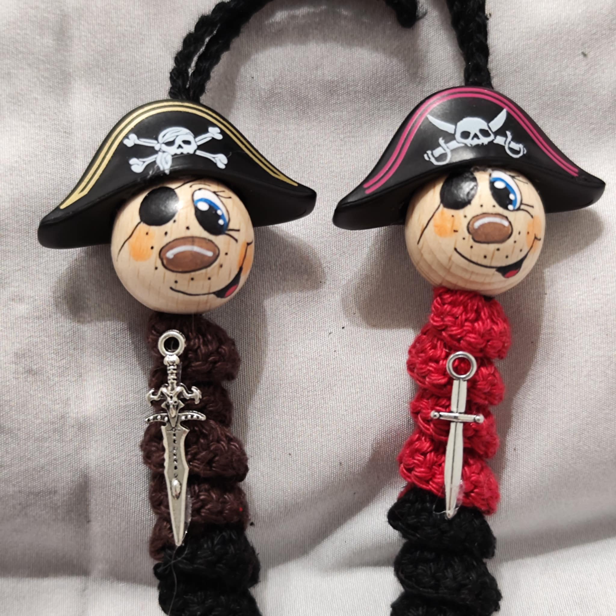 Pirat-Würmchen – gehäkelter Dekoanhänger mit Holzköpfchen & Piratenhut