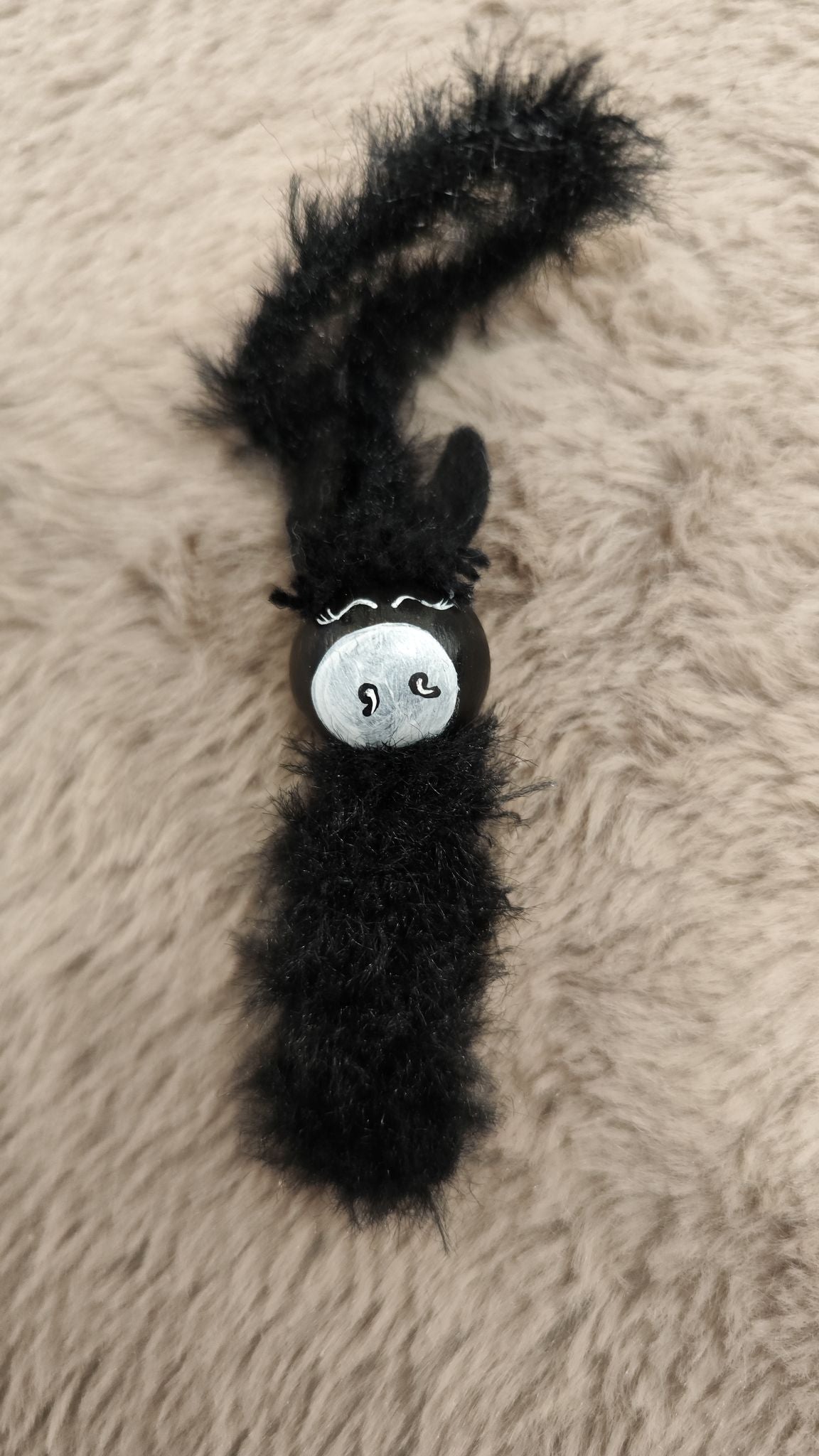 🖤 Sorgenwürmchen „Rappstute“ – elegant & besonders