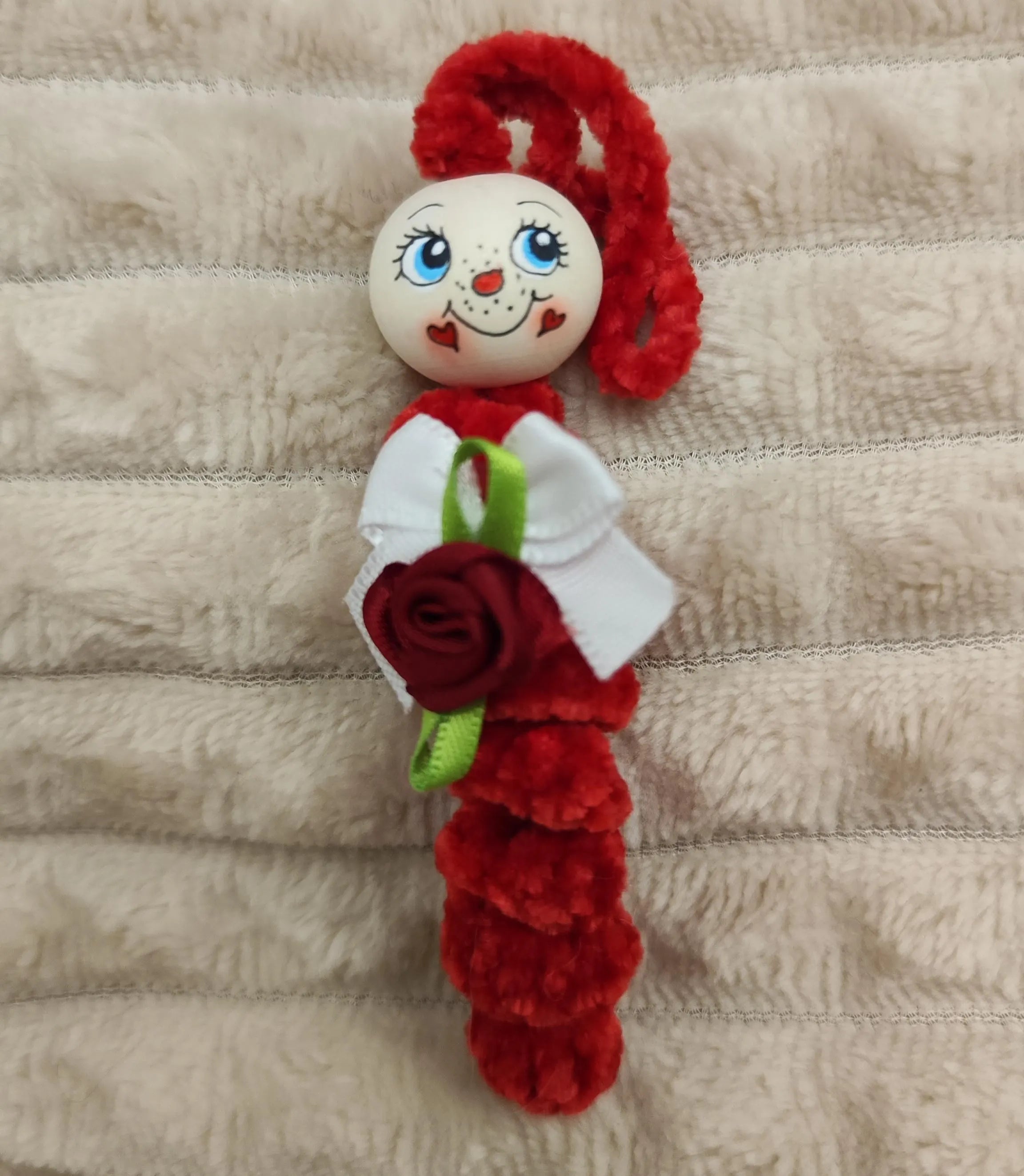 🧶 Queen of Hearts in red with red rose – Pure love in plush form