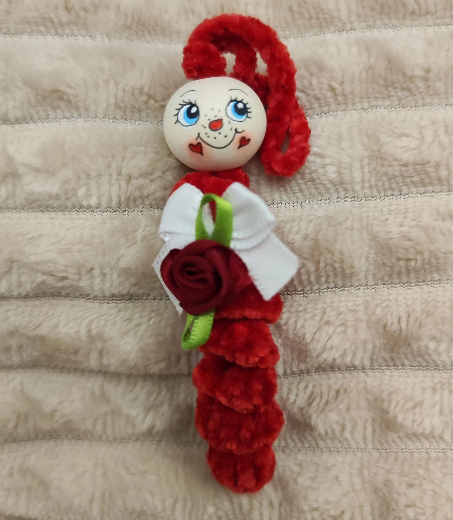 🧶 Queen of Hearts in red with red rose – Pure love in plush form