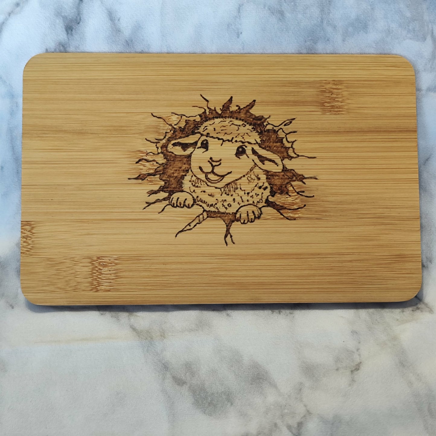 Frühstücksbrettchen aus Bambus mit Brandmalerei – verschiedene Motive (22x14 cm)