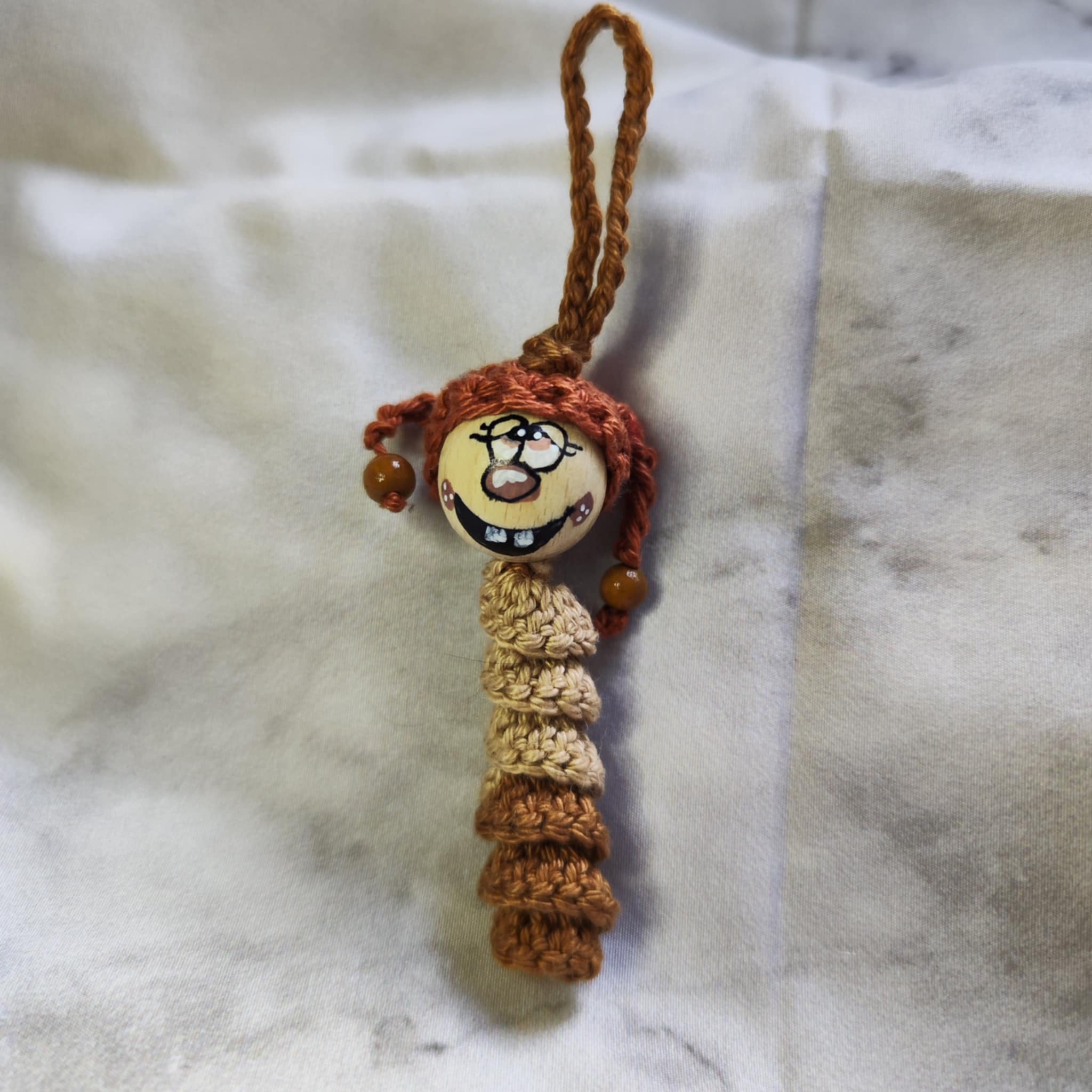 Schlafmützen-Würmchen – handgehäkelter Glücksbringer zum Träumen