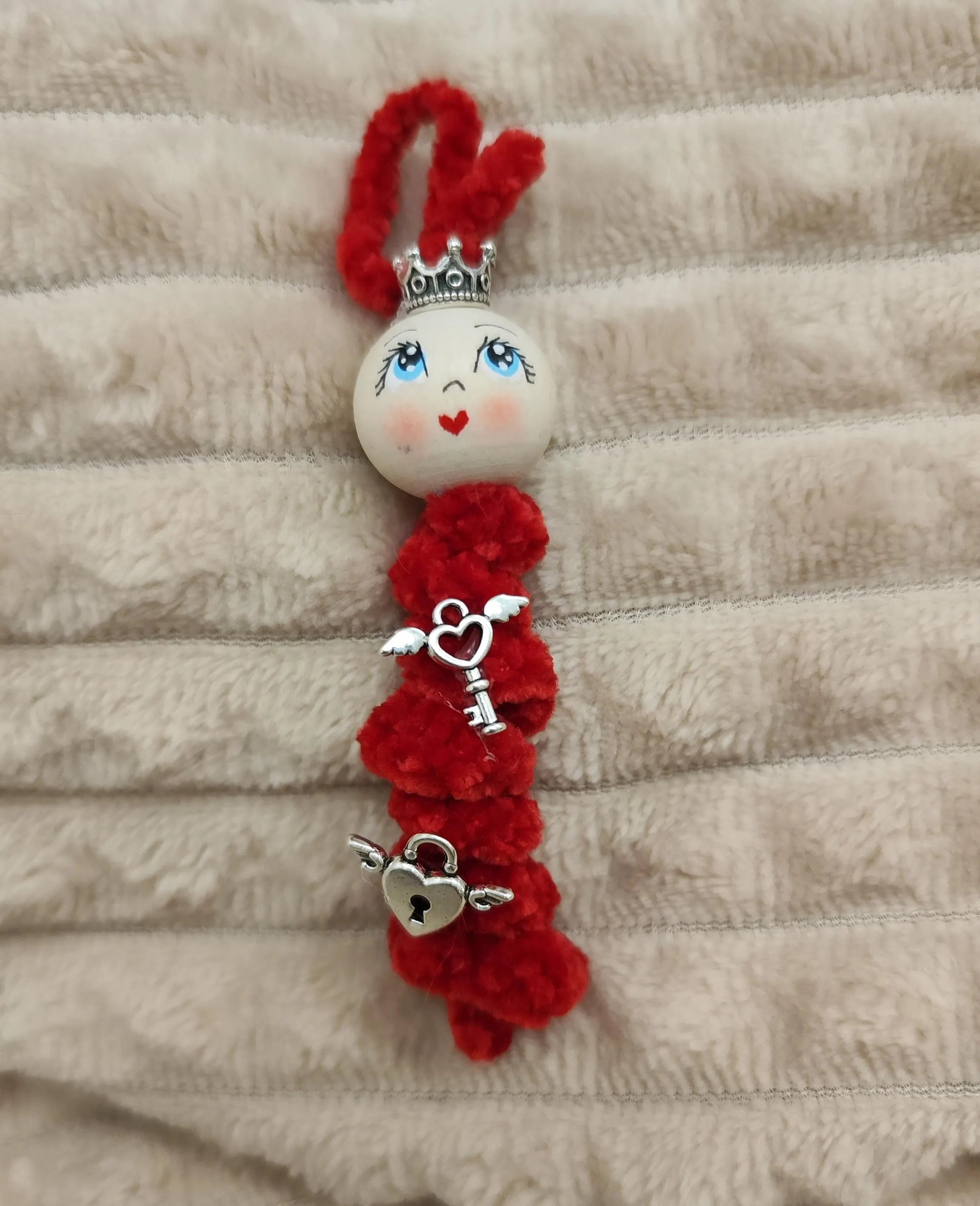 🧶 Queen of Hearts in red with lock & key – For heart openers
