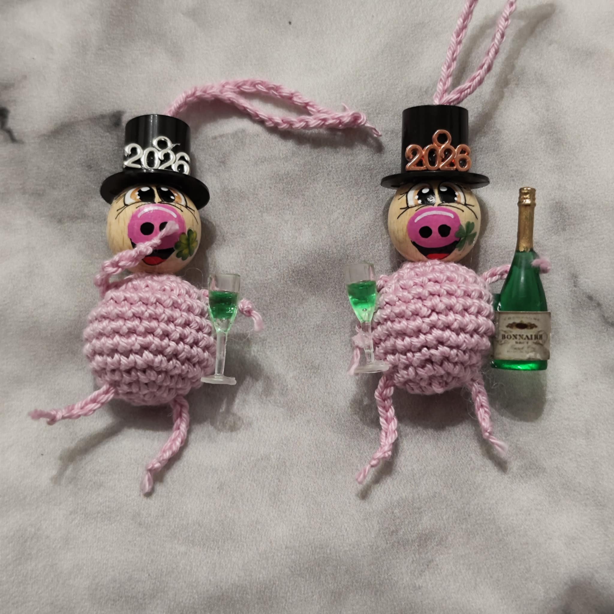 Set 2: Feierndes Schweinchen-Paar – gehäkelte Silvester Glücksbringer mit Sektflasche & Gläsern (Kopie)