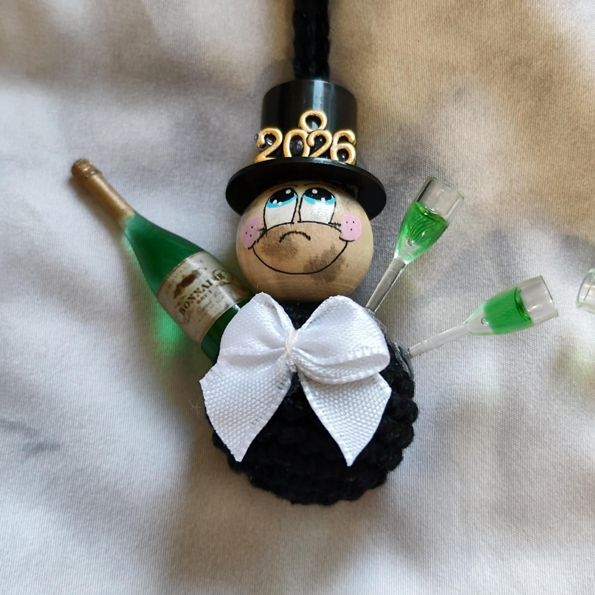 Rauchfangkehrer mit Sektflasche & Gläsern – rundes Sorgenwürmchen als Silvester-Deko