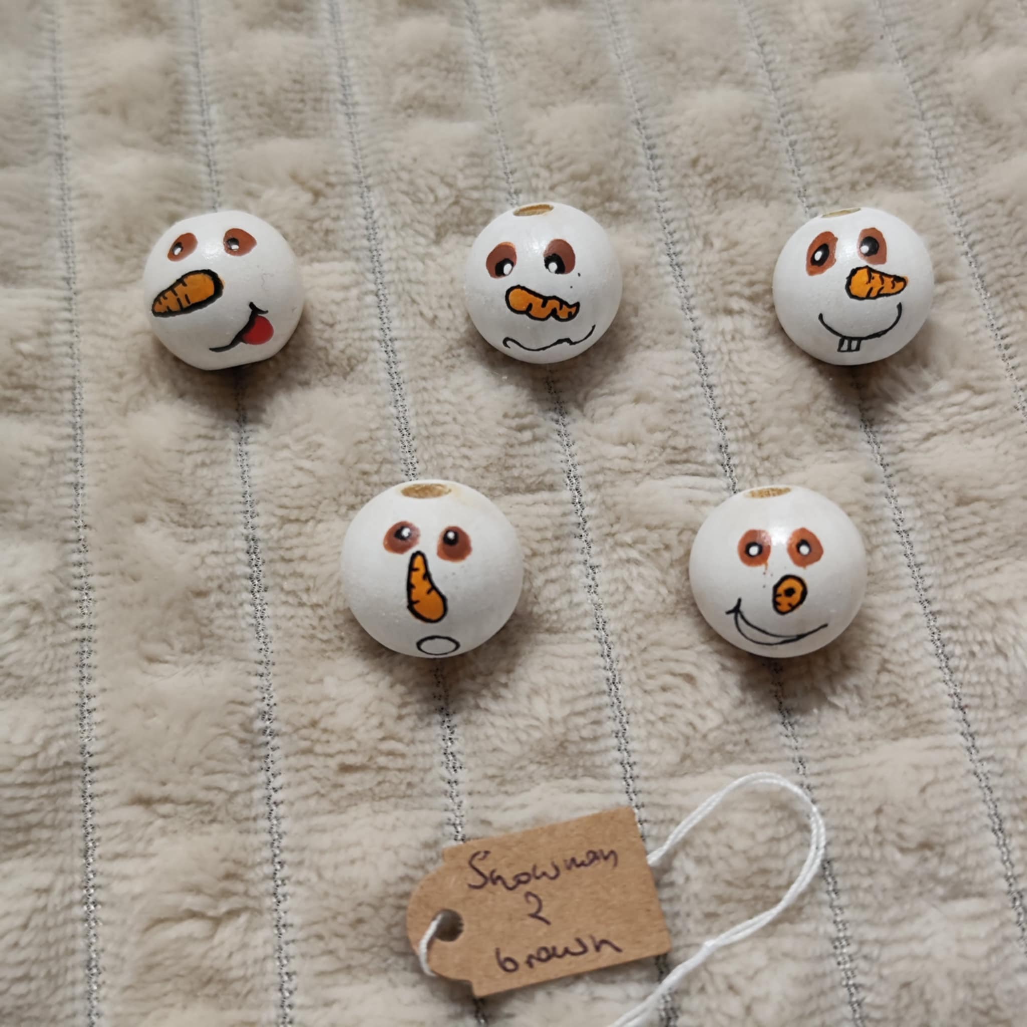 Schneemann-Köpfchen 5er-Set – handbemalte Holzköpfe mit braunen Augen, 2 cm