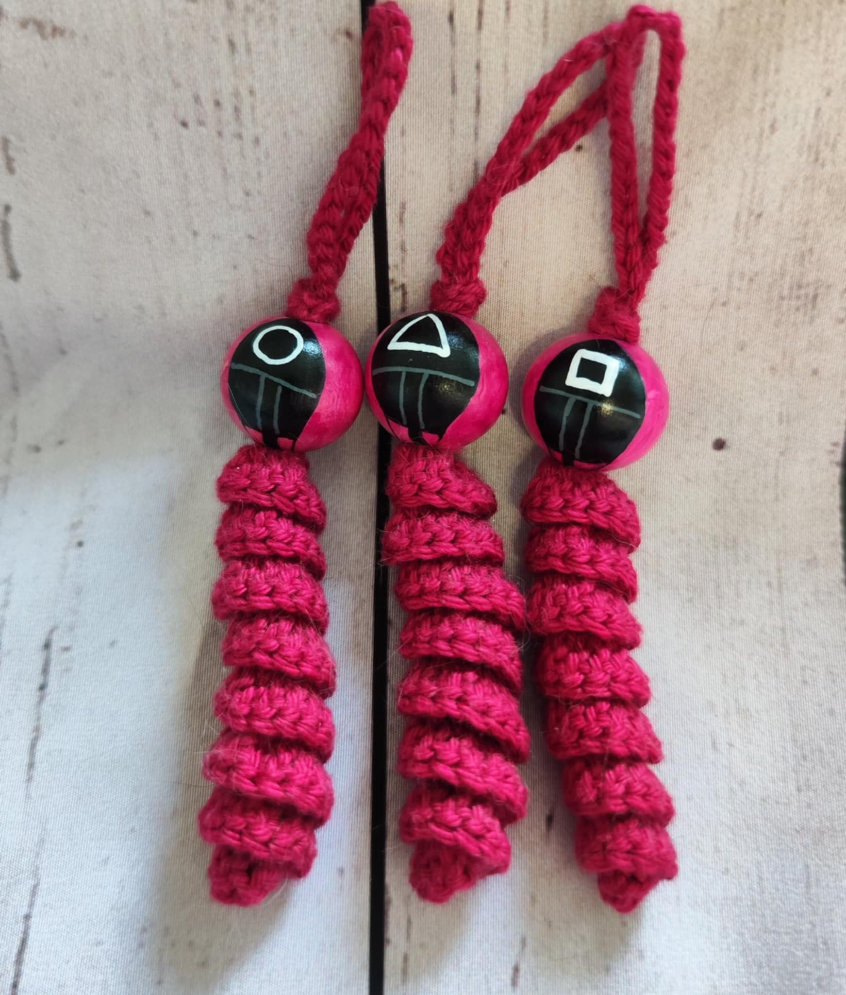 🟥 Geheimnisvoll & kultig – Das Wächter-Würmchen mit Symbolkraft — Viereck