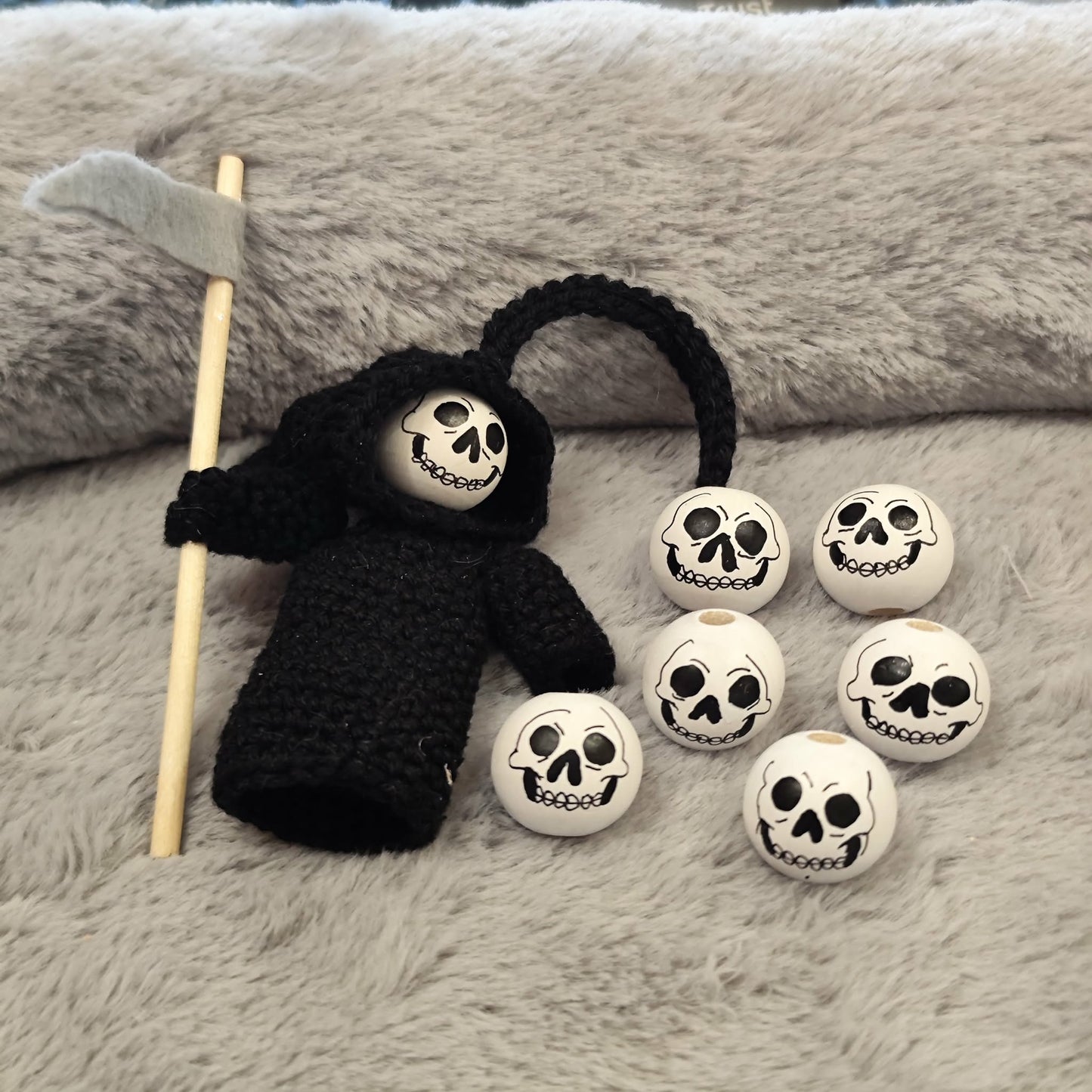 Totenkopf – Handbemalte Holzköpfchen | 2 cm & 2,5 cm | Für alle die auf der dunklen Seite basteln