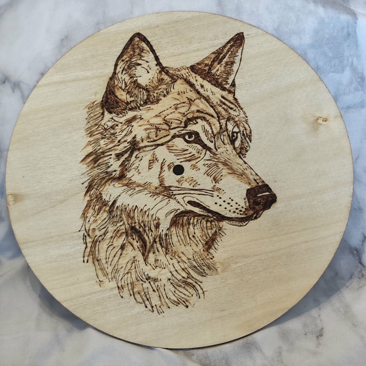 Wanduhr aus Holz mit Brandmalerei – Wolf (Ø 20 cm)