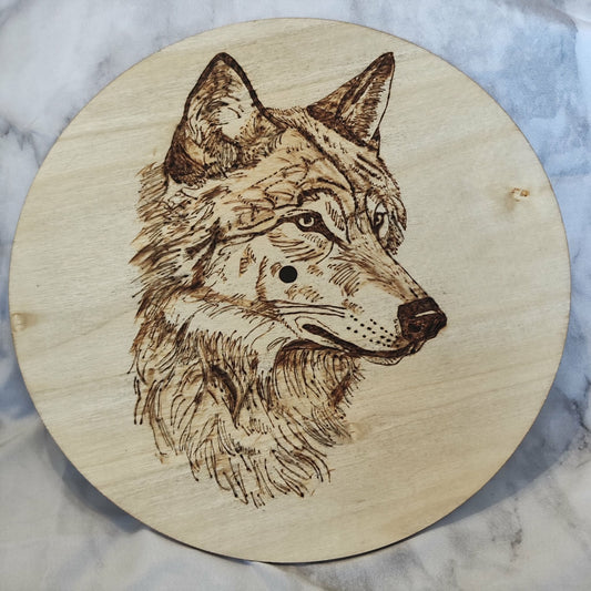 Wanduhr aus Holz mit Brandmalerei – Wolf (Ø 20 cm)