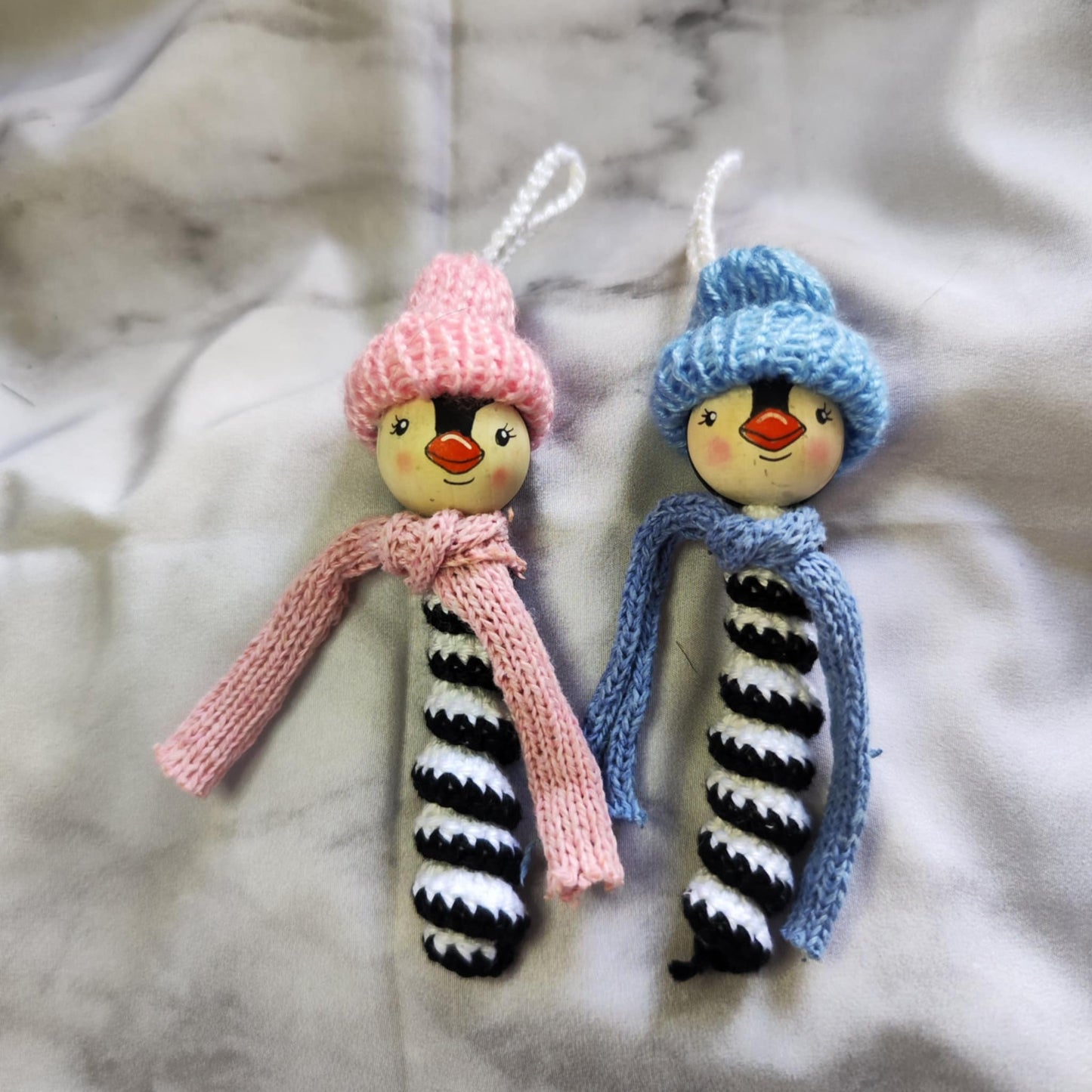 Winterpinguine (schwarz-weiß mit bunten Accessoires)