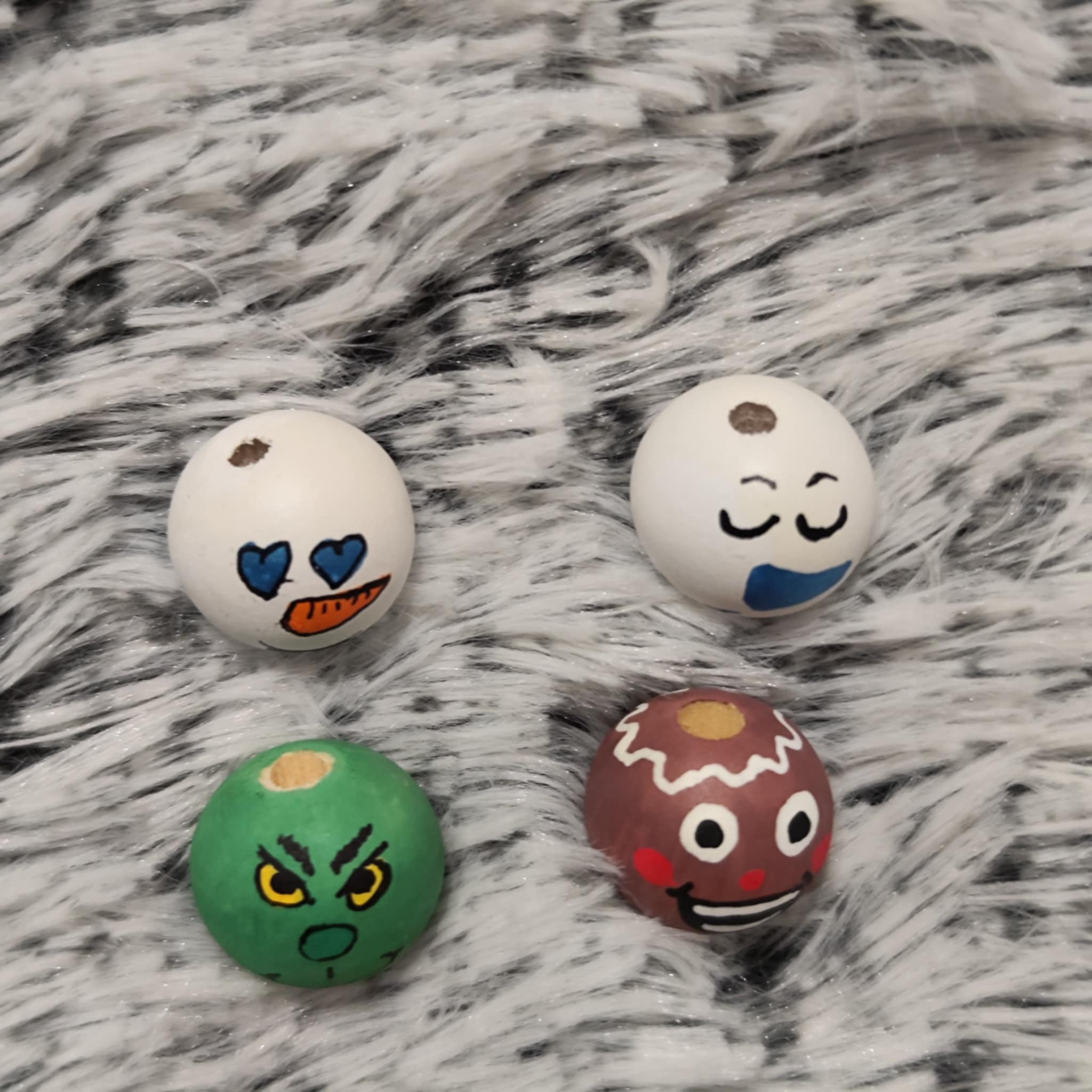 Winterfreunde 4er‑Set – Holzköpfchen: Grinch, Frosti, Schneemann & Lebkuchen, 2 cm