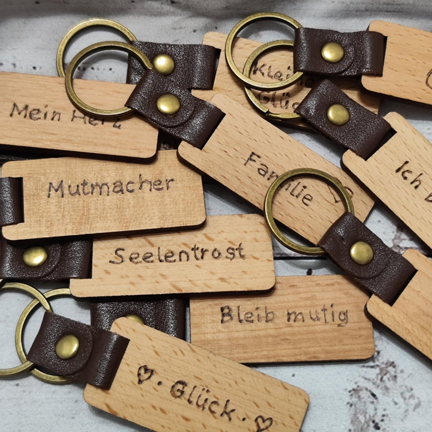 Schlüsselanhänger aus Holz mit Brandmalerei – personalisierbar