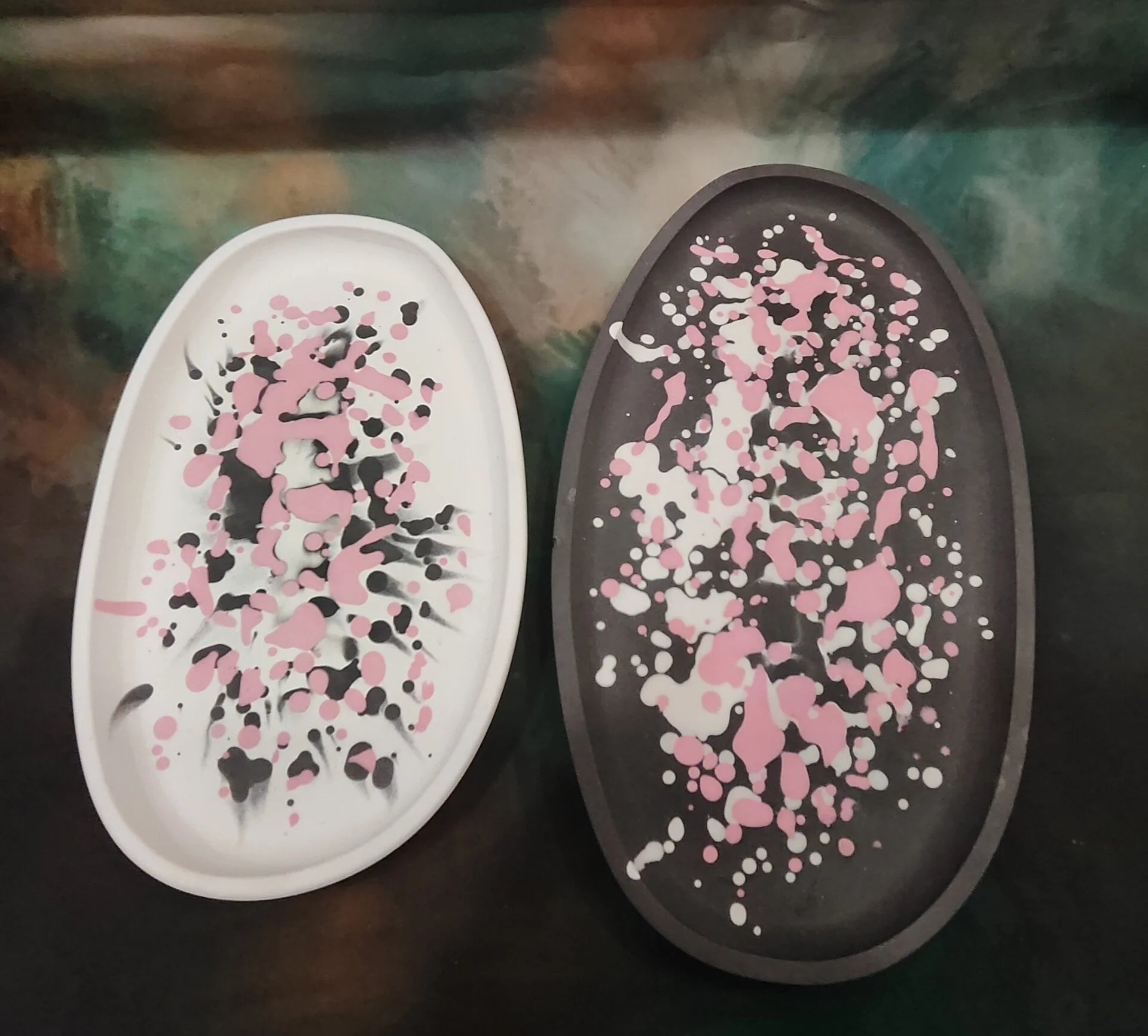 Set of 3 black/white decorative bowls with pink dots made of Raysin