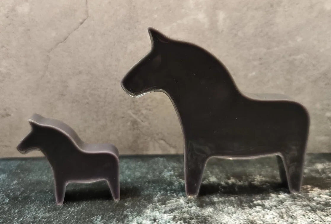 Dala horse made of epoxy resin – handmade decorative figure in Scandinavian style