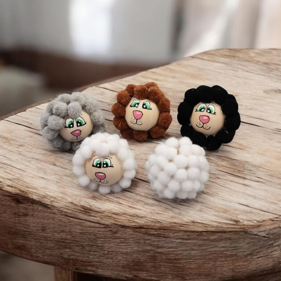 Frische Farben für eure Bastelprojekte! Ab sofort gibt es im Shop neue handbemalte Holzköpfchen mit ganz viel Charakter.