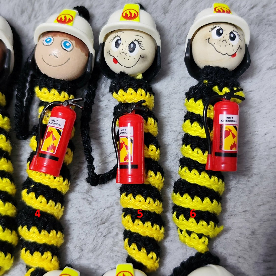 Feuerwehrmann – Handgehäkeltes Sorgenwürmchen mit Helm & Feuerlöscher