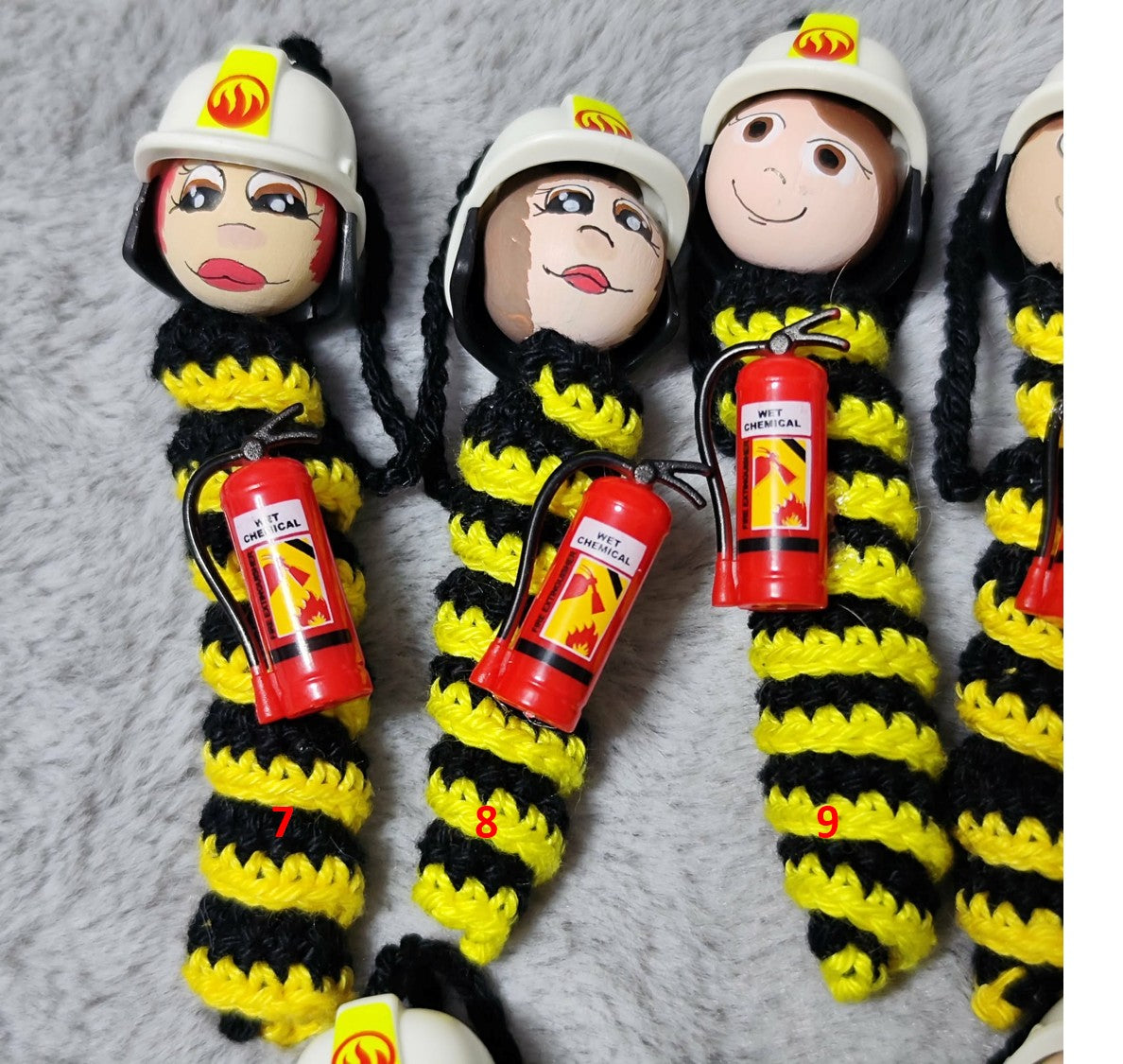 Feuerwehrmann – Handgehäkeltes Sorgenwürmchen mit Helm & Feuerlöscher